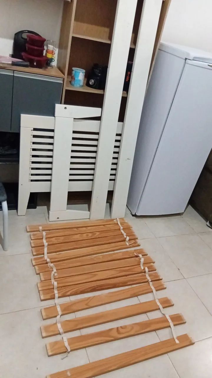 Cama de  solteiro bem conservado 