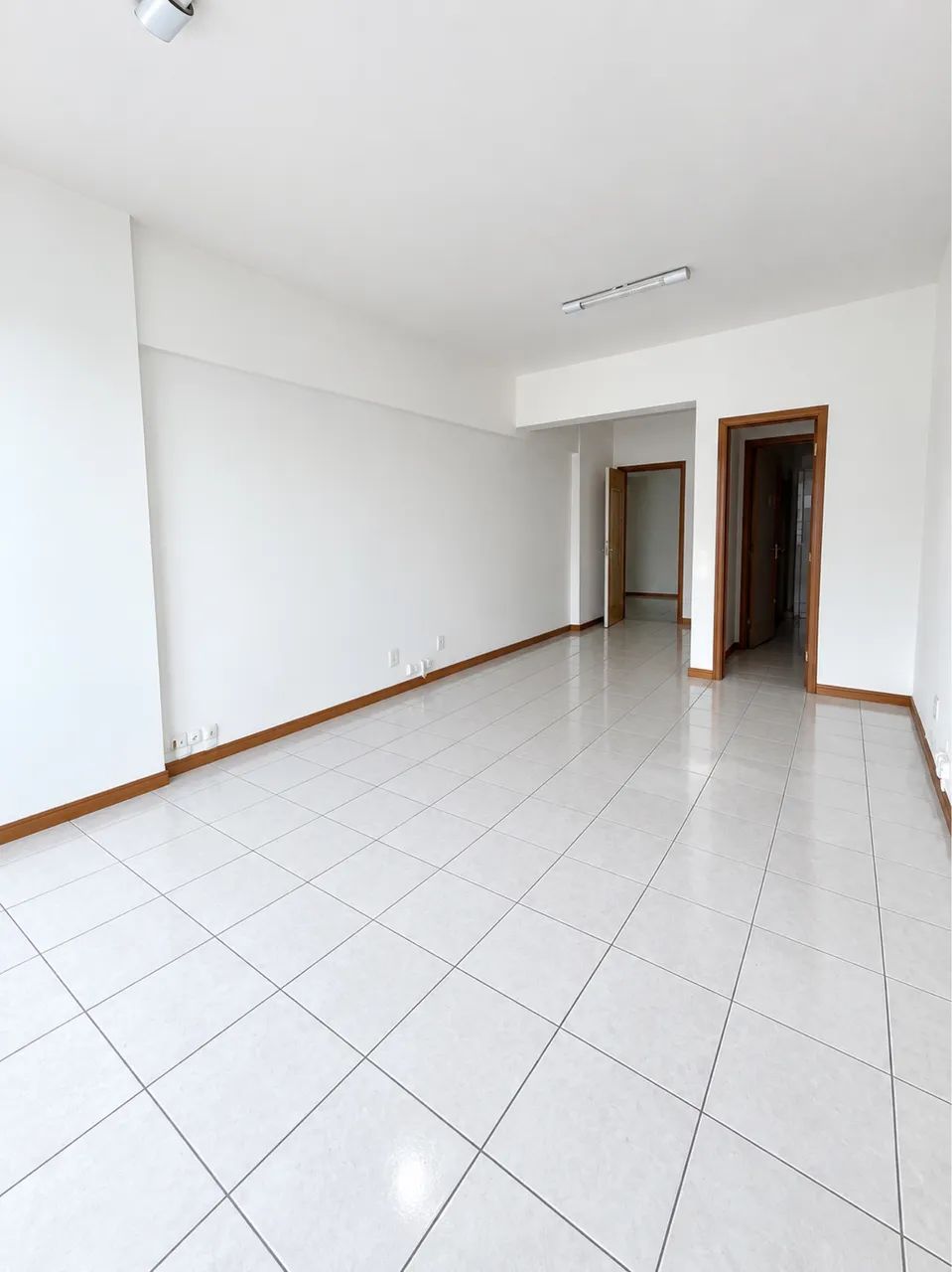Salas Comerciais - Edifício Verona, Av. Leitão da Silva, Vitória/ES