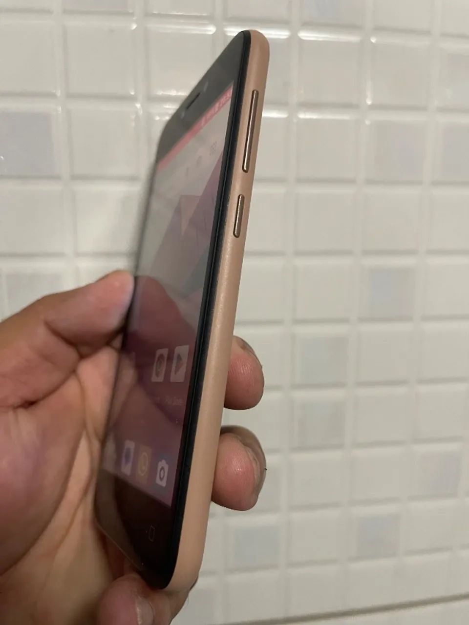Smartphone Multilaser E Lite Dourado com 32GB, 4 de RAM, Tela 4?, Android 8.1, Dual Chip,  - Foto 3