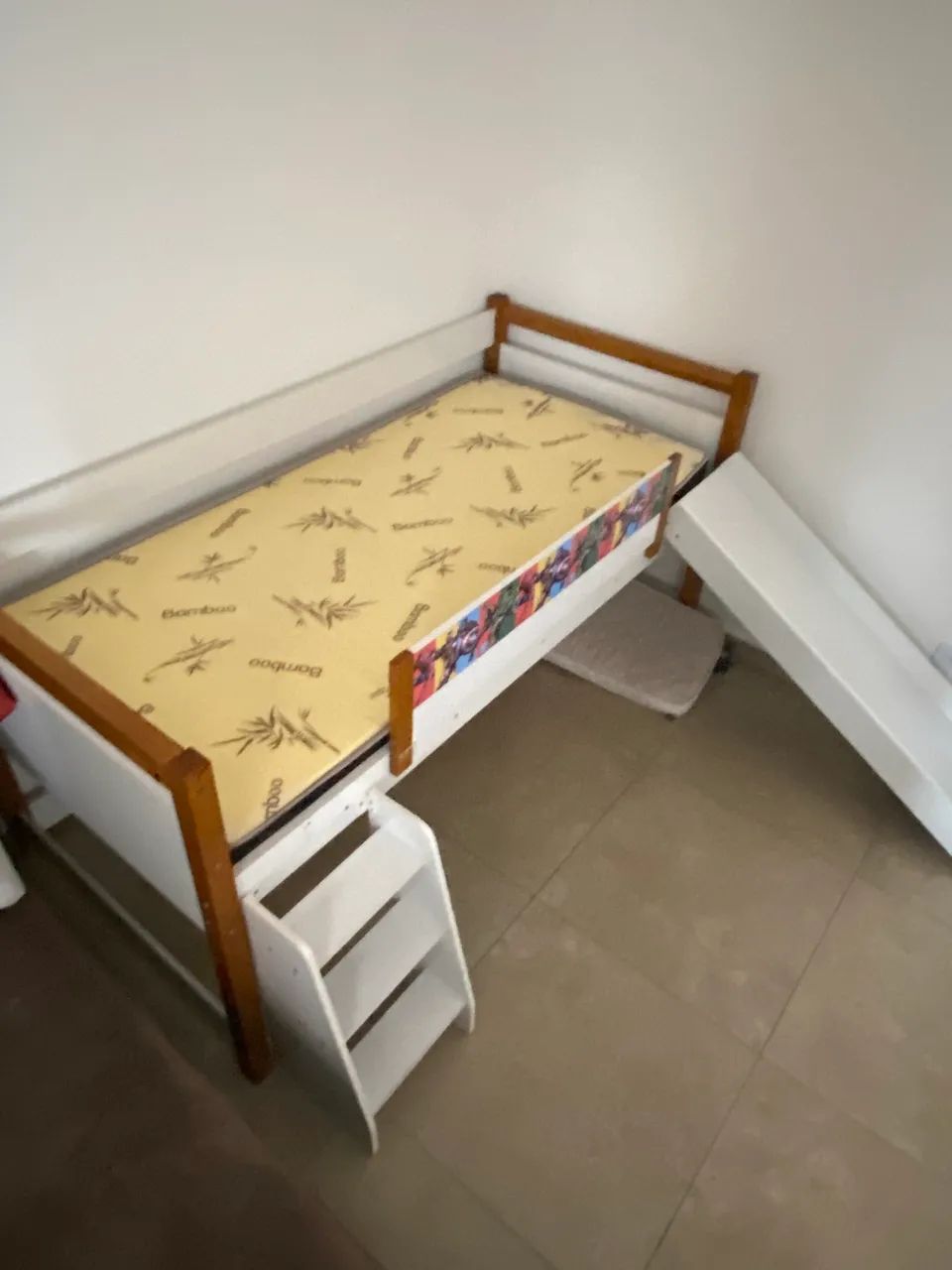Cama com escorregador 