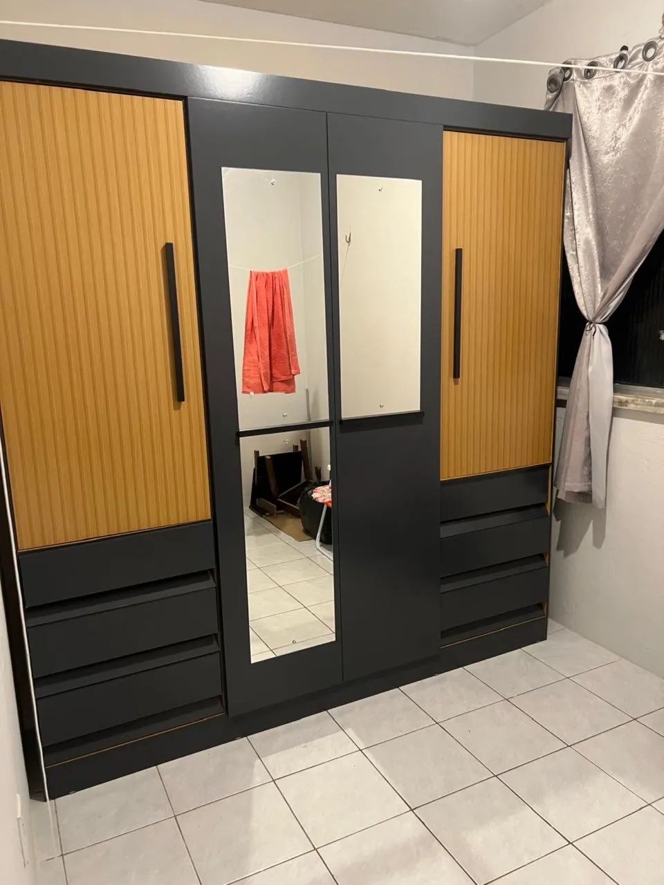 Guarda-roupa casal 4 portas e 6 gavetas