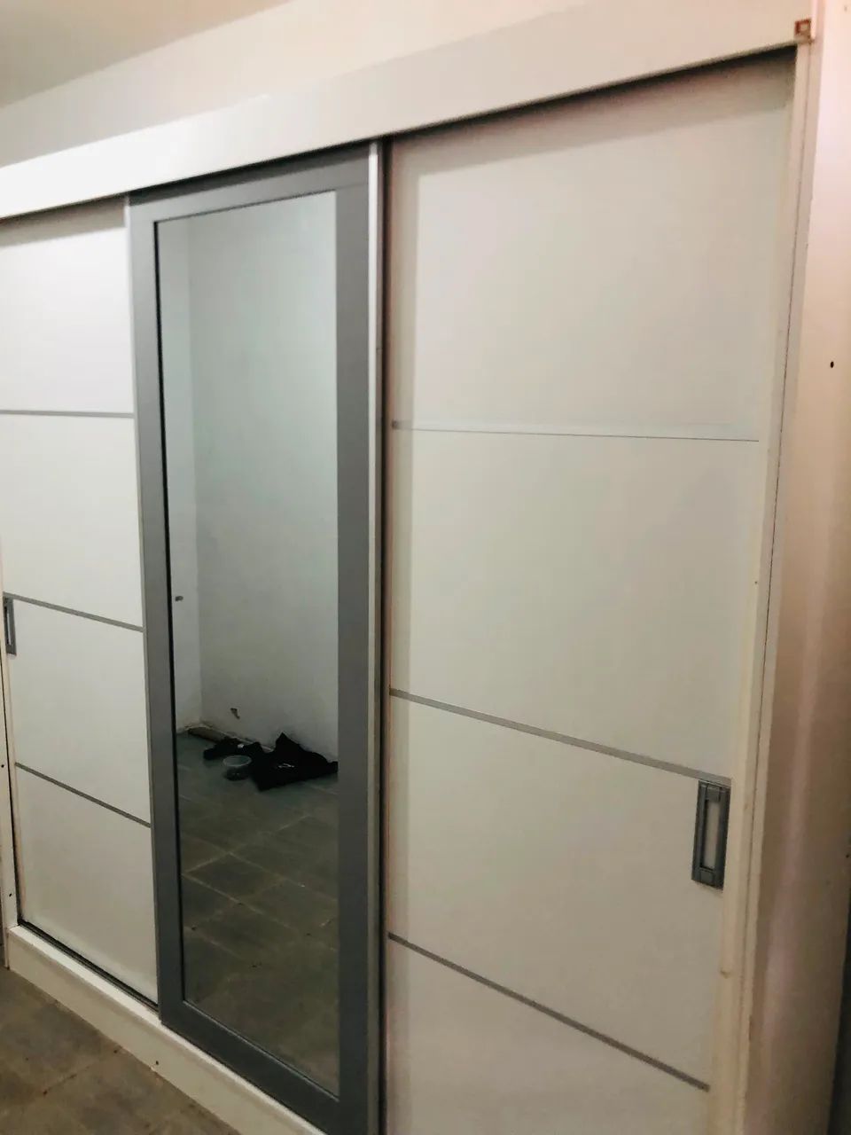 Guarda roupa de casal com espelho