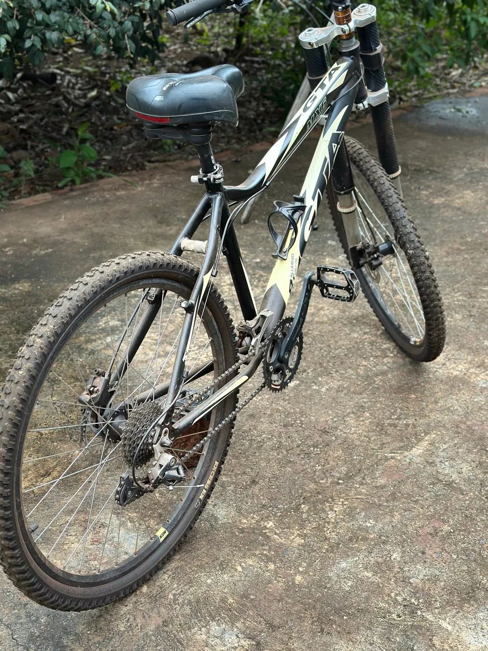 Bicicleta aro 26 pneus novos - Foto 3