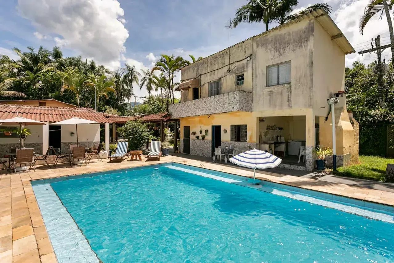 Chácara com piscina, 10 quartos e área gourmet em Peruíbe.