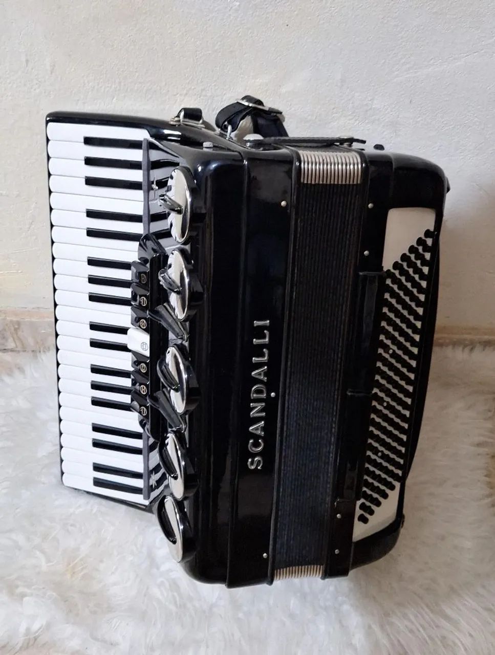 Acordeon Scandalli 120 Baixos. 