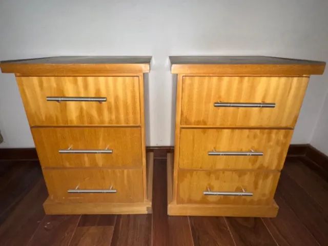 2 Mesa de cabeceira madeira 3 gavetas
