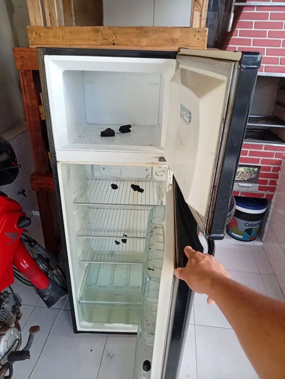 Geladeira duas portas branca plotada de preto - Foto 3