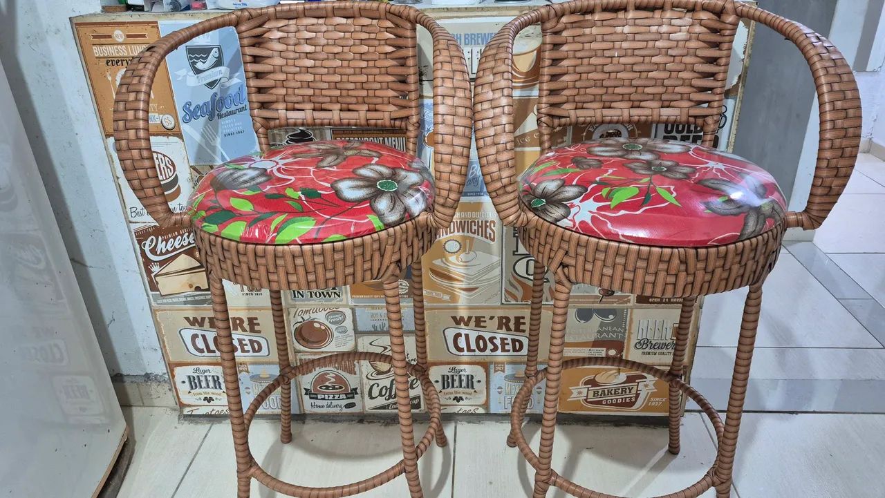 Banquetas com pouquíssimo tempo de uso