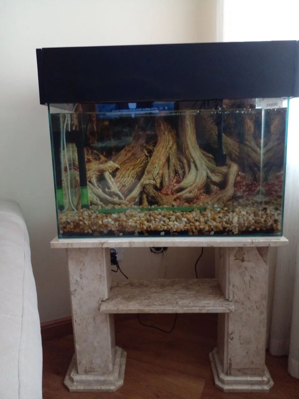 Vende se um aquario completo.
