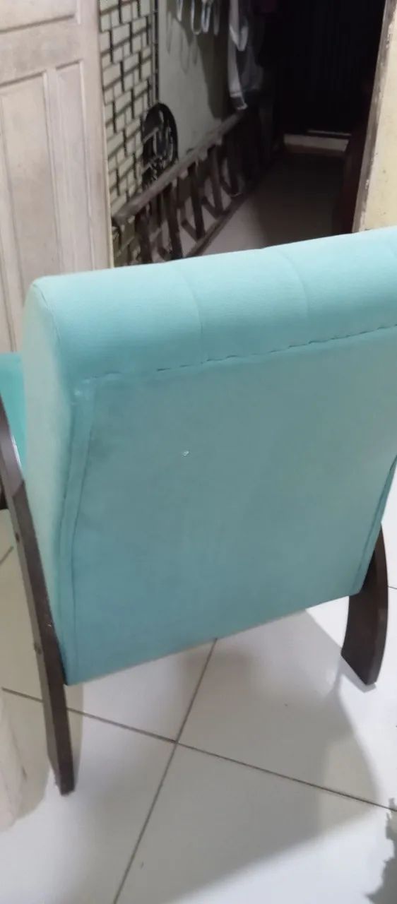 Poltrona sued azul piscina, grande e confortável. - Foto 2