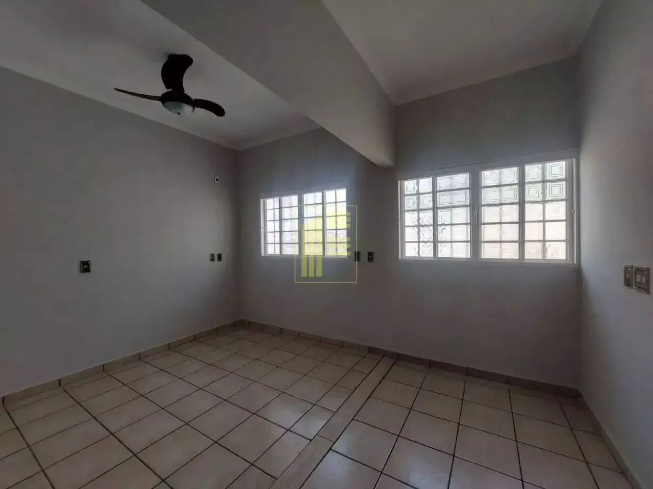 Casa térrea, reformada no bairro Aclimação, 03 suítes, 04 banheiros, piscina, quintal. Opo - Foto 3