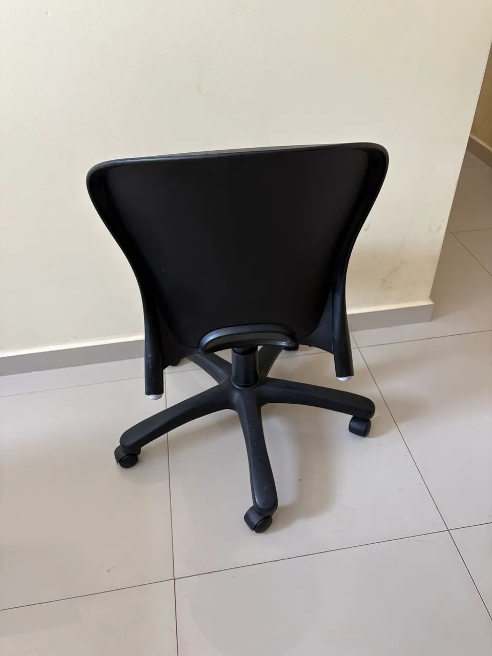 Vendo cadeira escritório regulável  - Foto 2