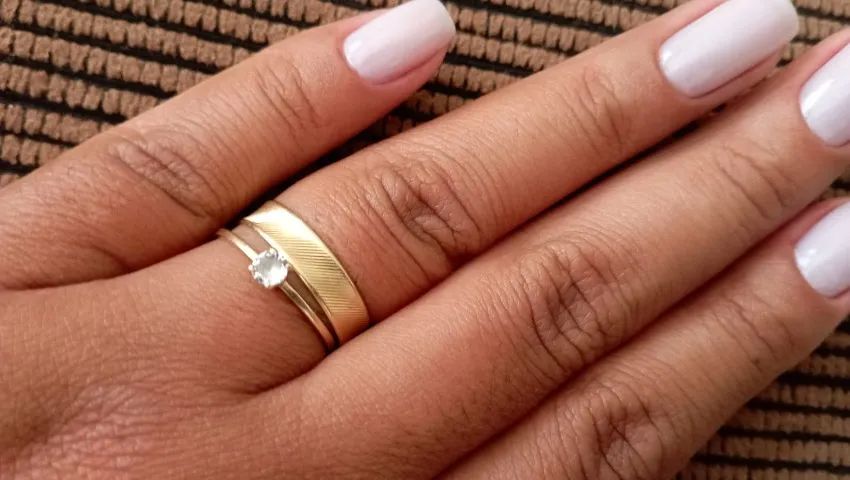 Aliança Ouro 18k Diamantada Reta 4mm  - Foto 3