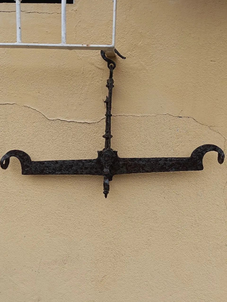 Balança muito antiga,Leia :