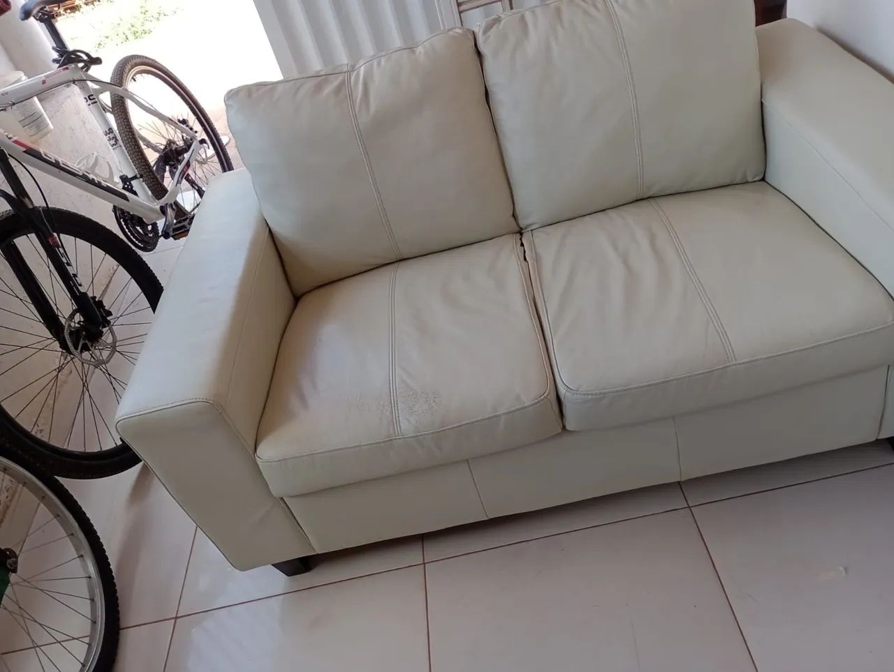 Sofá 2 Lugares Bege/Off-White - R$ 300 - Foto 2