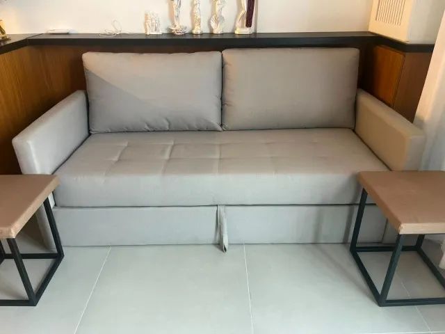 Sofá retrátil cinza-claro + 2 banquetas estofadas. Excelente estado.