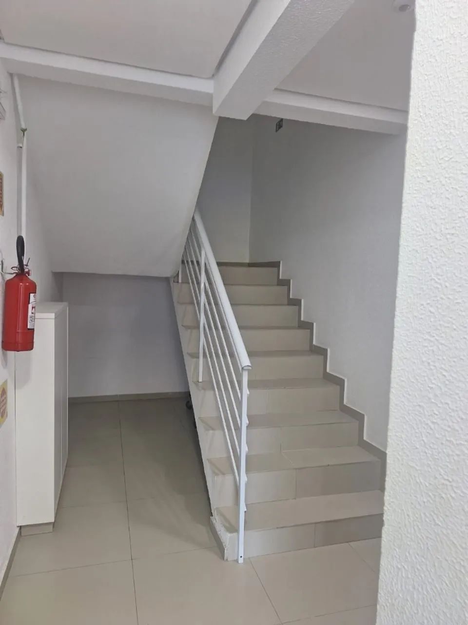 Apartamento semi mobiliado com 2 dormitórios + sacada nos Ingleses! - Foto 3