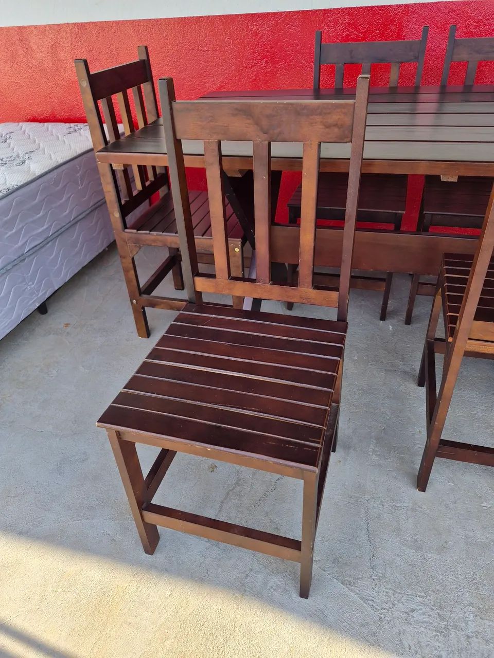 Mesa 1,60x0,84 com 6 cadeiras em madeira maciça  - Foto 3