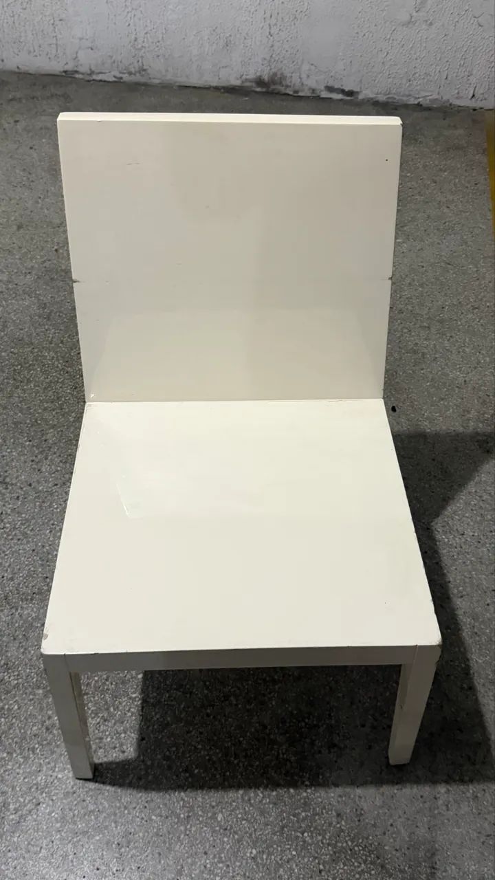CADEIRAS DE MADEIRA COM COURO E CADEIRA LAQUEADA BRANCO