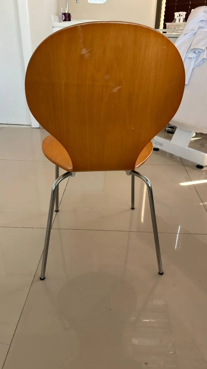 Cadeira de Design em Madeira Curvada com Pés Cromados  - Foto 3