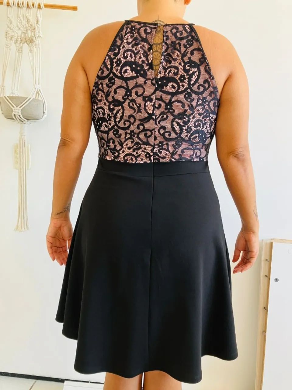 VESTIDO PRETO DE RENDA - Foto 4