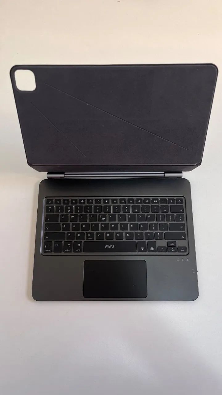 Capa Teclado Magnética Magic WiWU compatível com Ipad 13 polegadas.
