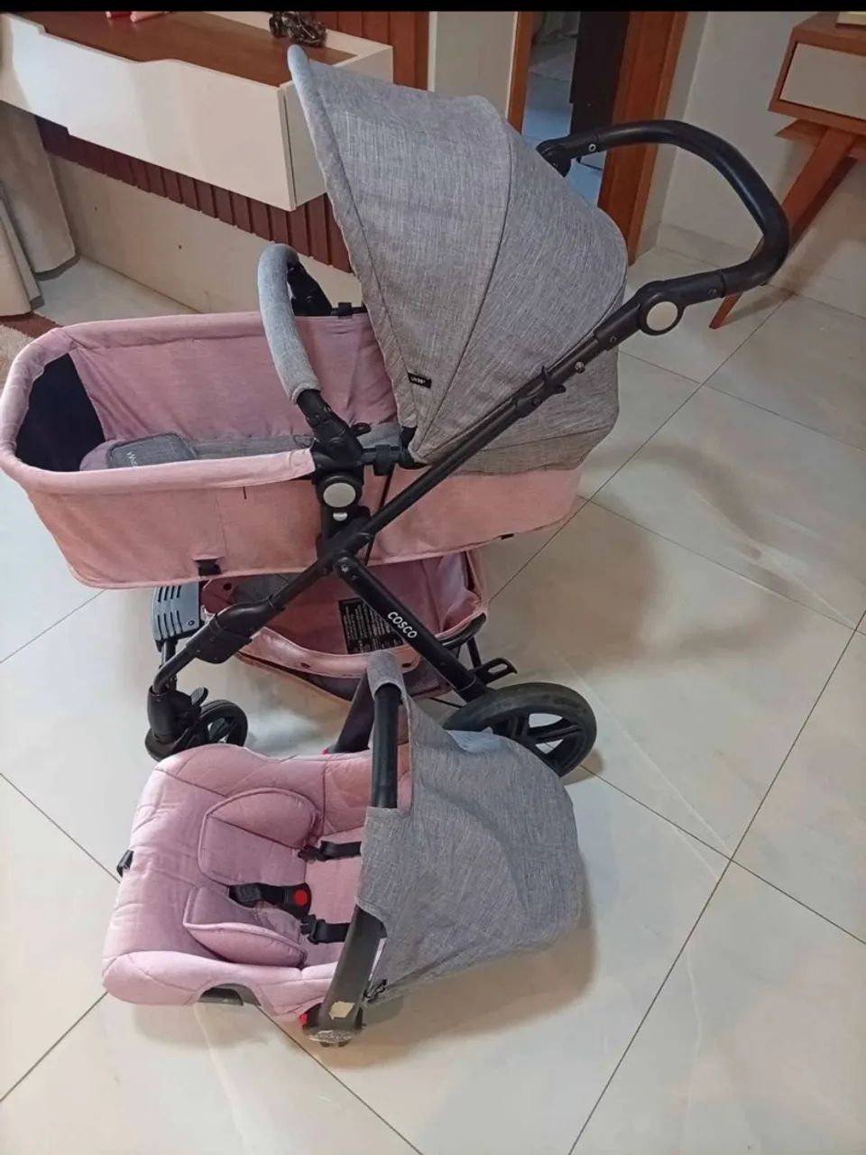 Vendo carrinho de bebê cosoco rosa e cinza  e bebê conforto  - Foto 5