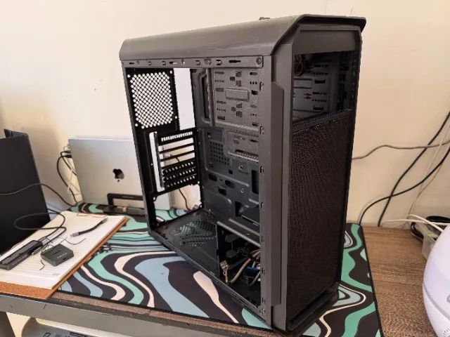 Gabinete Gamer Preto Mid Tower sem Tampa Lateral