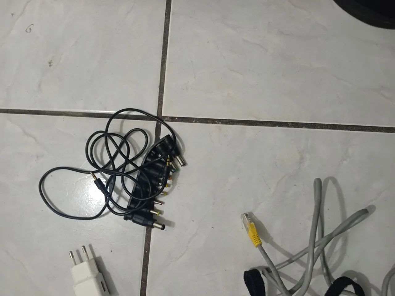Cabos diversos e carregador de notebook  - Foto 4
