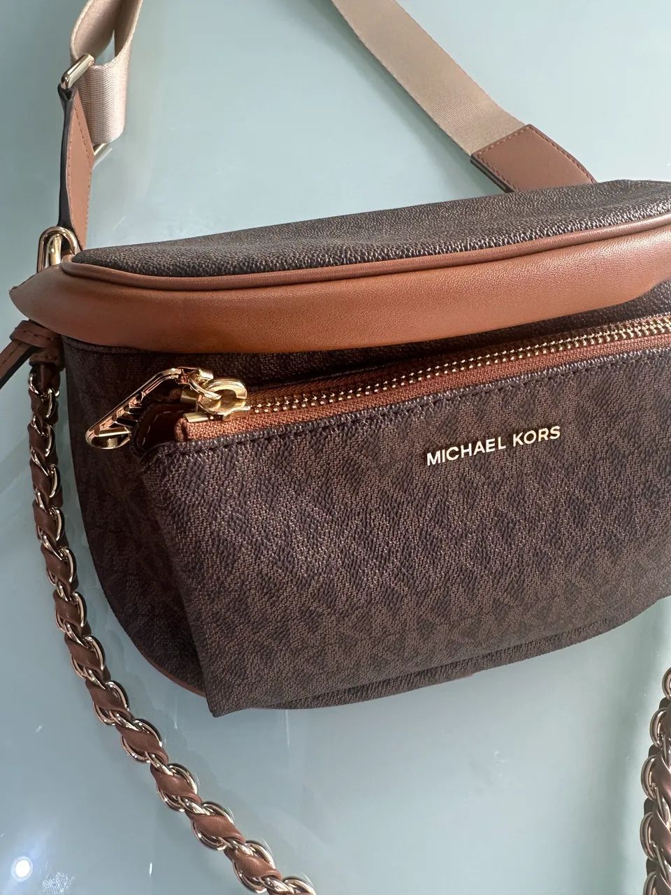 Esta é uma bolsa Michael Kors Slater Medium Sling Pack em marrom  ( ORIGINAL ) - Foto 4