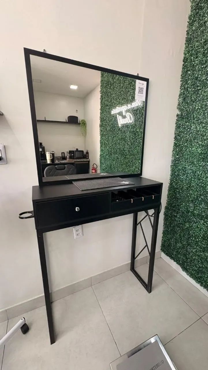 Bancada de barbearia com espelho