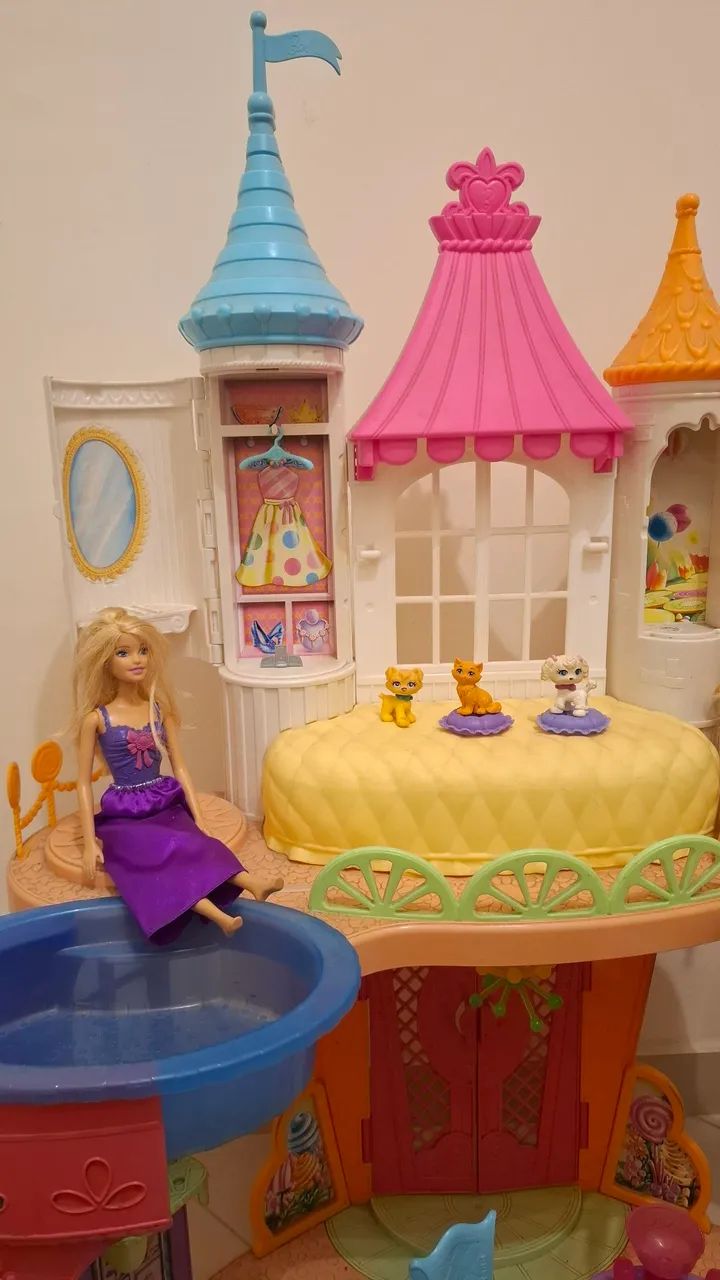 Castelo Barbie com bonecas e acessórios - Foto 3