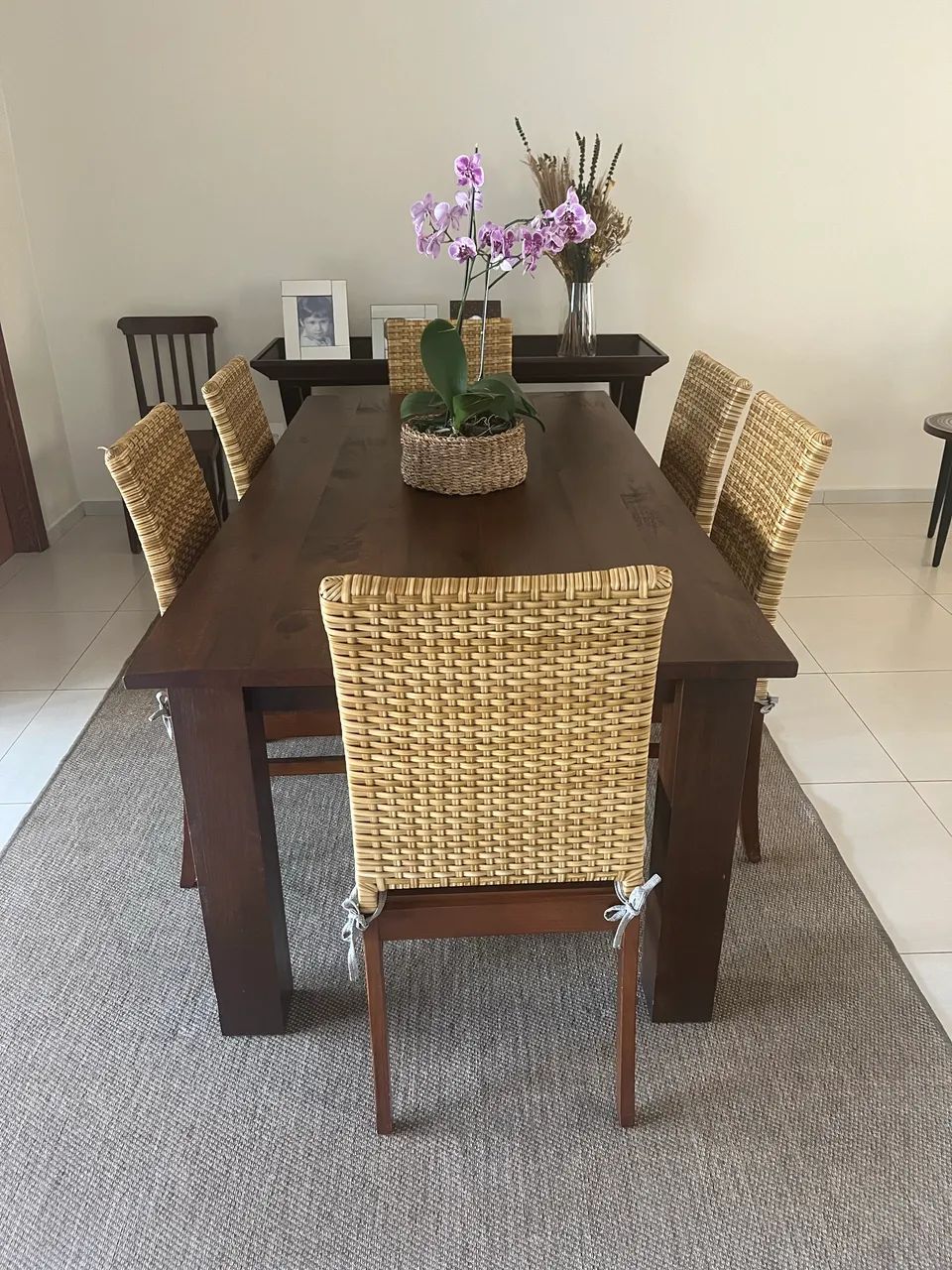 Mesa de madeira com 6 cadeiras - Foto 2