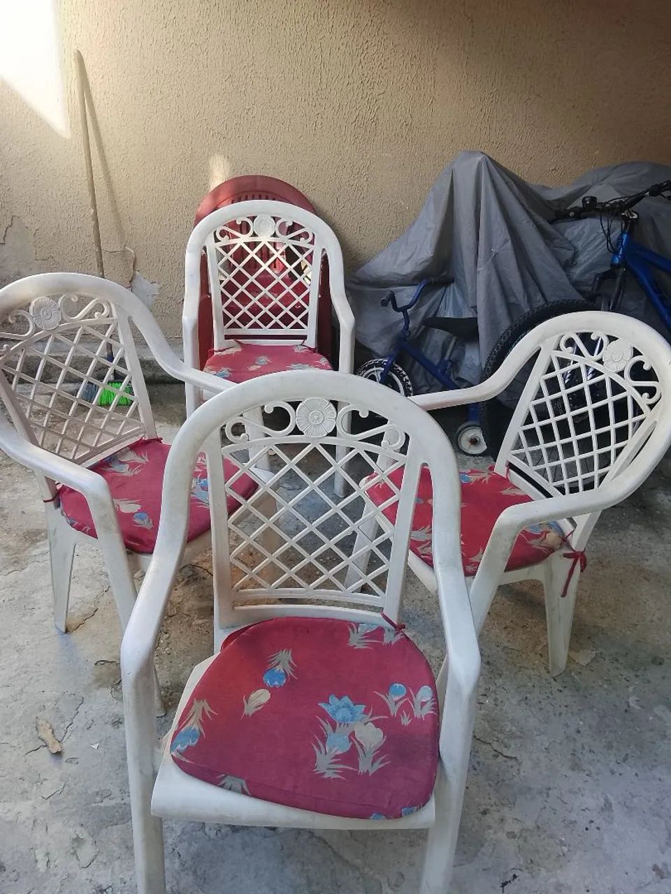 Mesa plástica com 4 cadeiras  - Foto 5