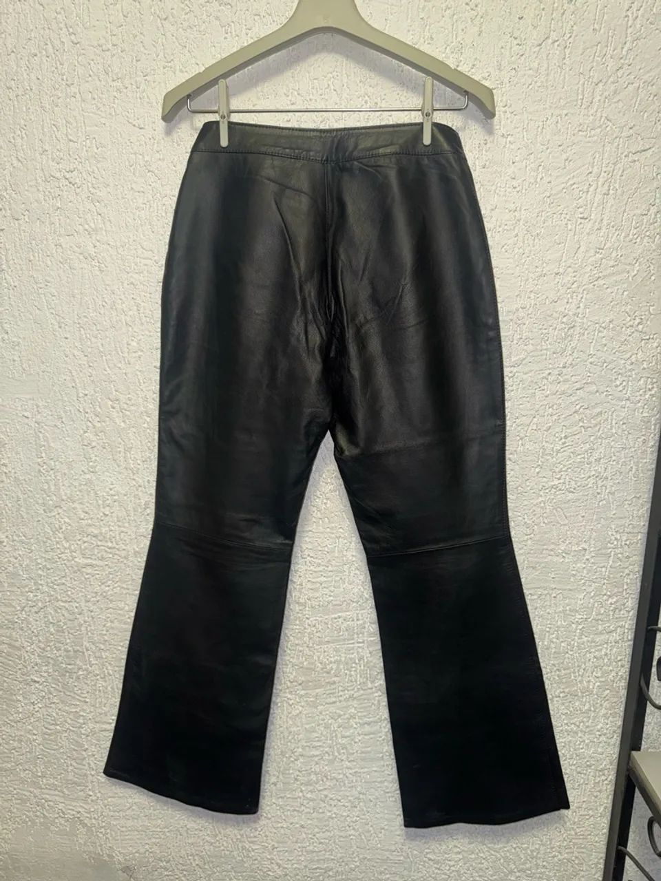 Calça de couro preta Bethblue feminina - Foto 3