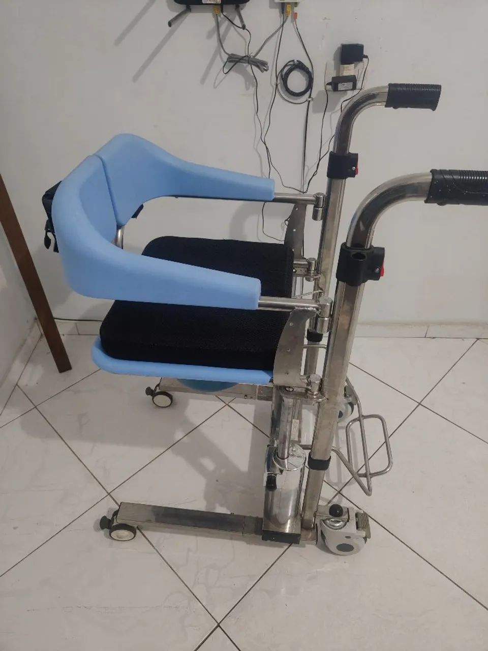 Cadeira de rodas banho e alimentação  - Foto 2