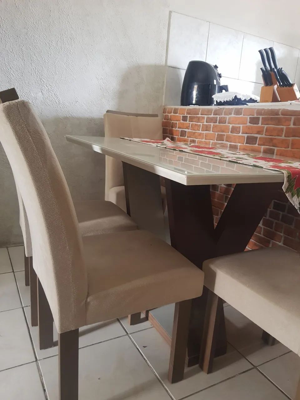 Mesa de jantar de  4 lugares com cadeiras acolchoadas