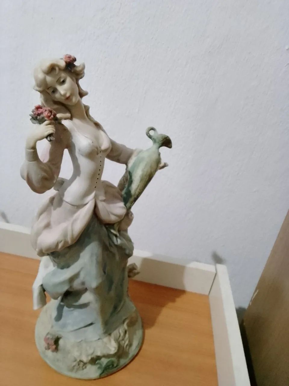 Estatueta de resina linda  - Foto 5