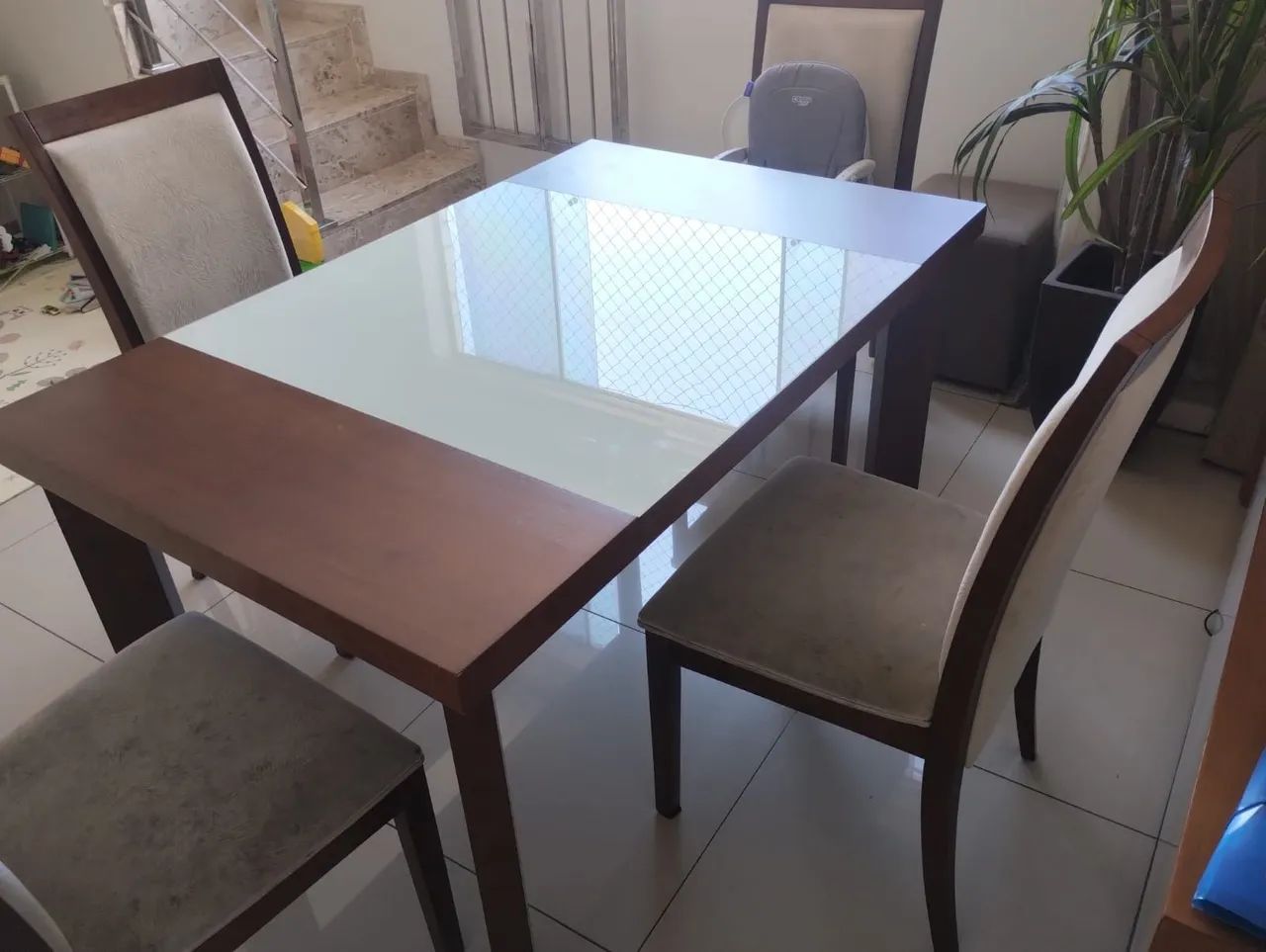 Conjunto mesa com 4 cadeiras 