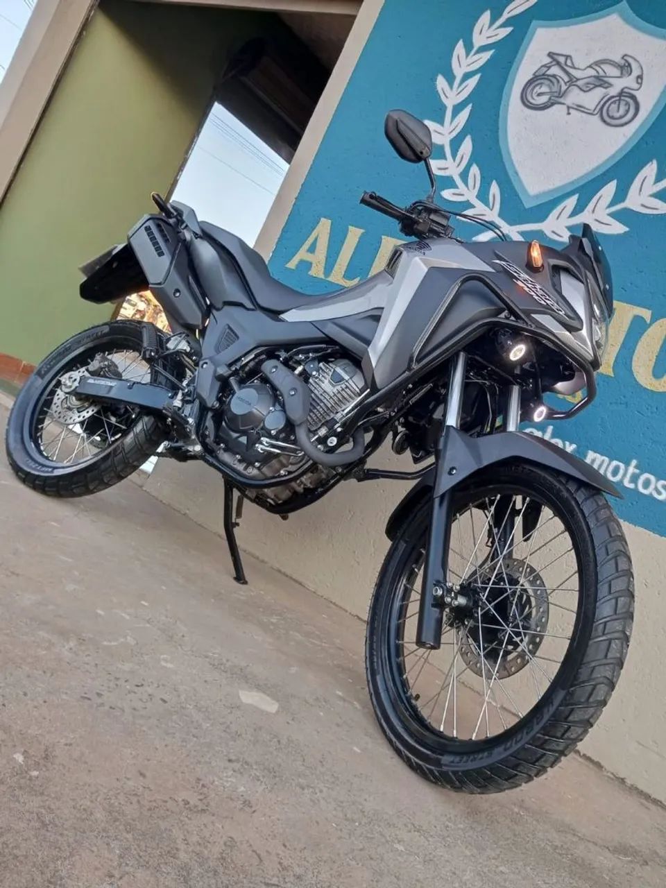 SAHARA Stander extra em excelente estado de conservação.