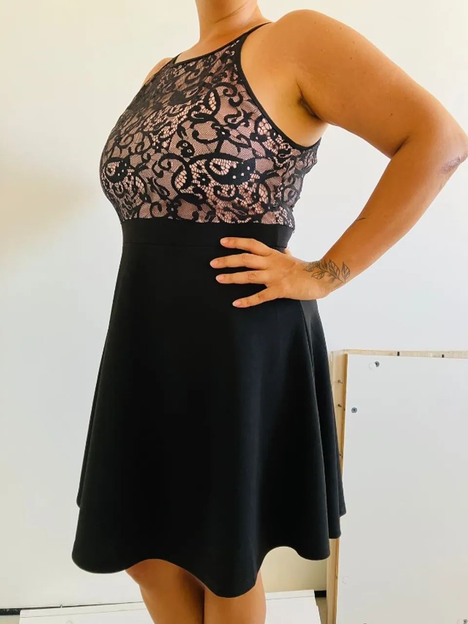 VESTIDO PRETO DE RENDA - Foto 3