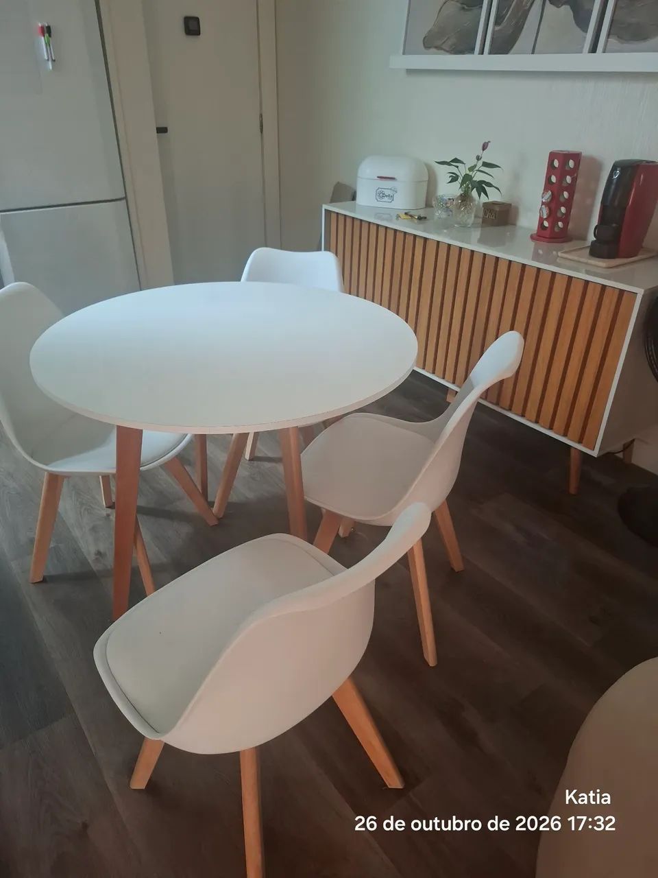 Mesa com quatro cadeira branca  - Foto 3