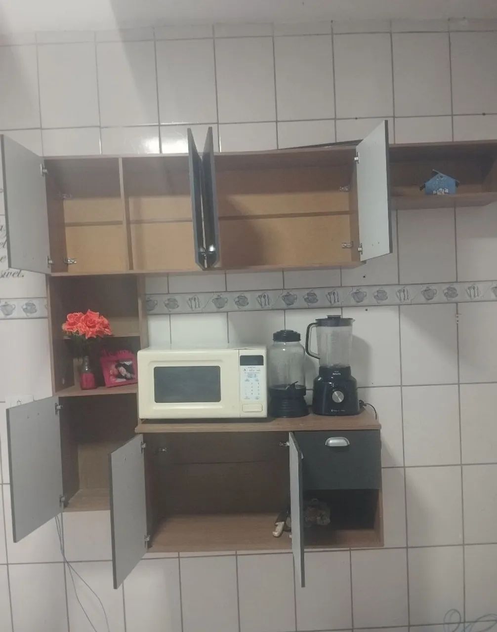 vendo esse armário completo com o balcão semi-novo preço de desapego  - Foto 2
