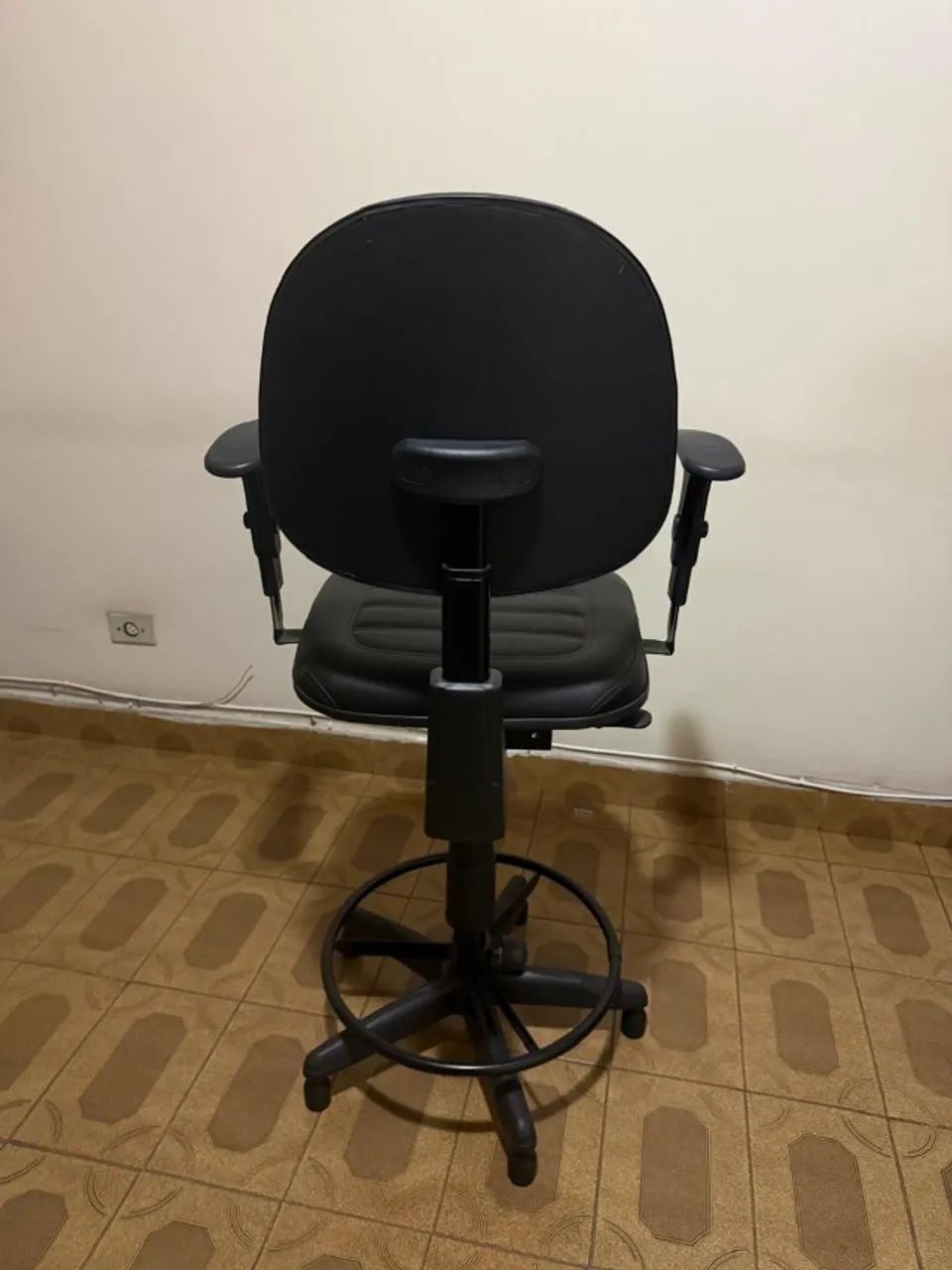 Cadeira caixa alta com braço praticamente sem uso - Foto 2