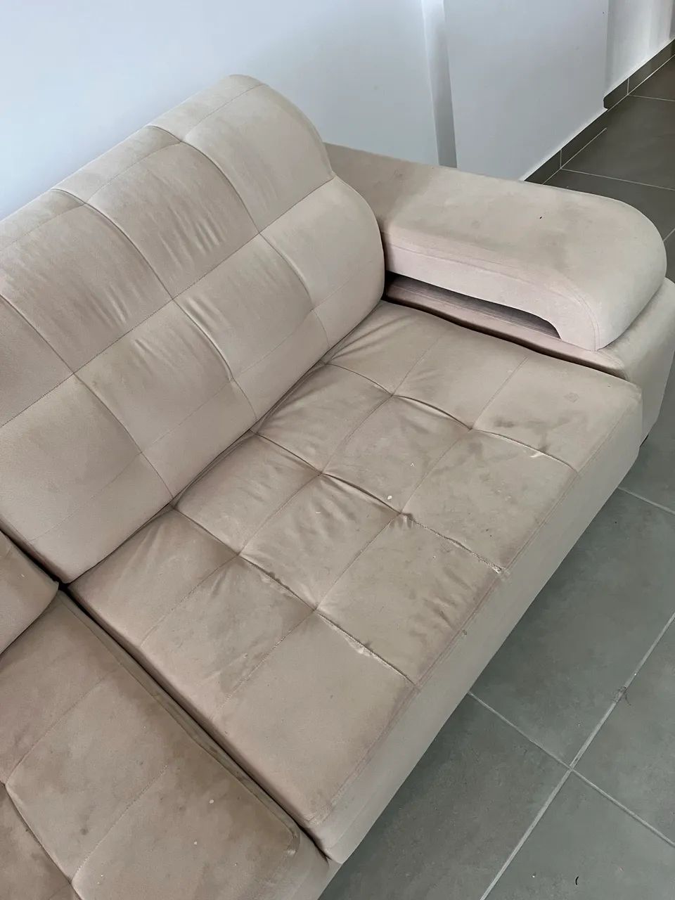 Sofá retrátil 2,20m com algumas avarias no tecido  - Foto 5