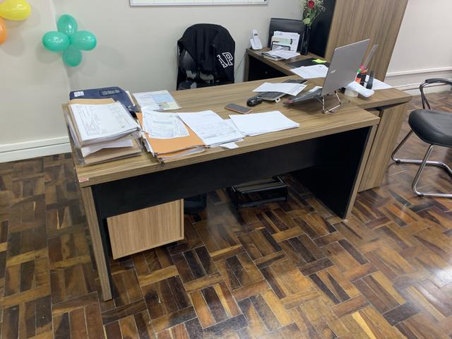 1 mesa de escritório com aparador