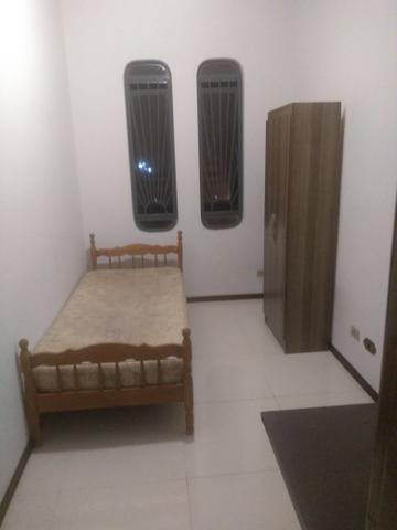 Quarto individual contendo cama e pequeno armário aluga zona 5