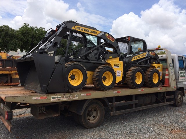 Bobcat para limpeza de lotes 