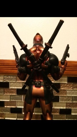 Deadpool Bowen Designs Versão Faux Bronze  - Foto 2