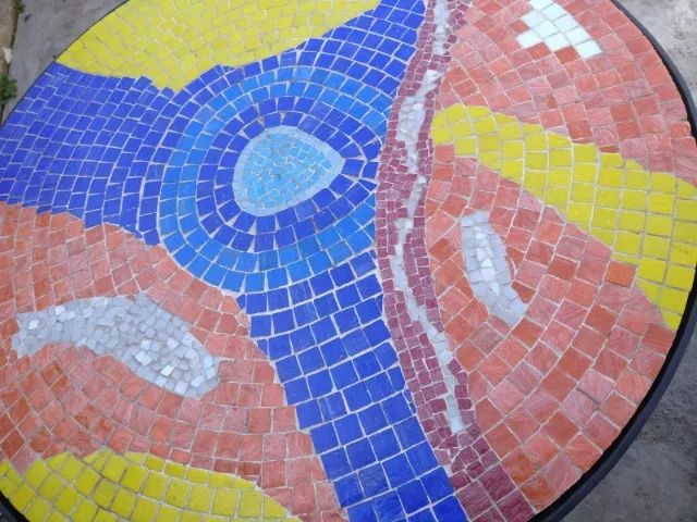 Mesa Mosaico Pastilha, Base de Ferro Lar 0,81 x Alt 0,75cm... Impecável... Semi-nova!!!